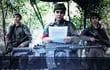 las-tres-integrantes-del-grupo-criminal-exhiben-las-armas-robadas-al-ejercito-paraguayo--04552000000-1507150.jpg