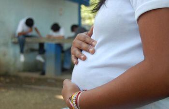 La niña que cuando se embarazó tenía 13 años de edad, dio a luz a los 14 años la noche del martes último en el Hospital Regional de Caacupé. (Foto ilustrativa).