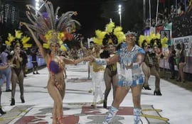 La penúltima noche del carnaval guaireño brillo con las presentaciones de las diferentes comparsas y las bellas bailarinas que brindaron algarabía al público presente.