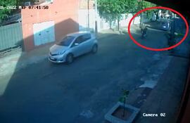 En el círculo rojo se observa a los presuntos sicarios abordo de una motocicleta y a la víctima, que en el momento de recibir el impacto de bala, estaba conduciendo el vehículo de color azul.