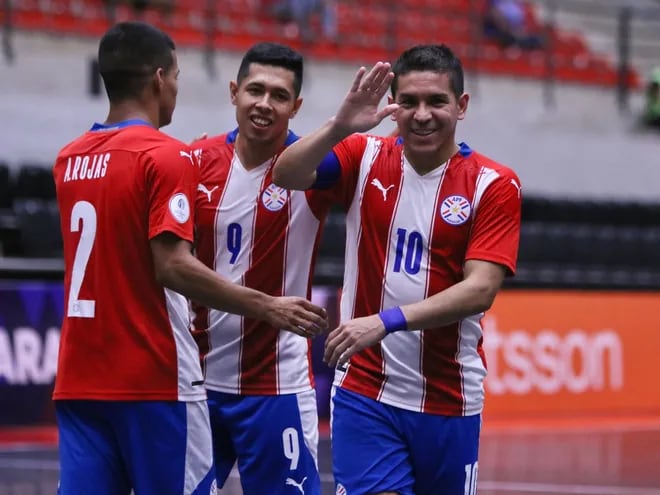 Los jugadores de la selección paraguaya de Futsal FIFA festejan uno de los goles contra Perú por la Copa América 2022.