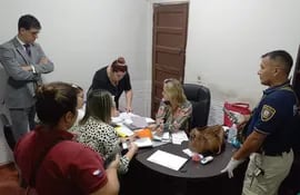 Momentos en que las fiscalas Gladys González y Laura Ávalos exigen los documentos a la propietaria del local, Ruti Vera. Observa el director jurídico de la Superintendencia de Salud, doctor Freddy López.