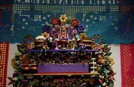 Vista general del Altar de Muertos este viernes, que se celebra en la Casa de Mexico en Madrid. El día de muertos es una de las tradiciones más emblemáticas de México y forma parte de la riqueza cultural de nuestro país, y es una festividad que recuerda y honra a los seres queridos que ya fallecieron.