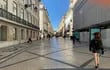 En la imagen, actividad en una calle del centro de Lisboa este domingo.