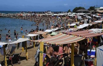 La gente disfruta de la playa de Bahía de los Niños en La Guaira, estado de Vargas, Venezuela, el 12 de enero de 2020. Con ron, reggaetón y "sin cambio" en el horizonte, los venezolanos van a la playa después de una semana de protestas y disputas en el Asamblea Nacional.