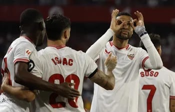 El delantero marroquí del Sevilla Youssef En-Nesyri (d) celebra tras marcar el 1-0 ante el Mallorca, durante el partido de la jornada 32 de LaLiga que Sevilla FC y RCD Mallorca juegan este lunes en el estadio Sánchez-Pizjuán de Sevilla.
