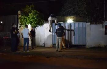 Momento en que agentes policiales ingresaron a la vivienda de la actuaria judicial, Mouriel Vera, quien se negaba a abrir el portón de su vivienda.