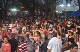 multitudinaria-presencia-de-publico-en-el-festival-que-se-realizo-en-homenajes-al-musico-paraguayo-luis-alberto-del-parana-ayer-en-la-ciudad-cordille-02429000000-1758653.jpg
