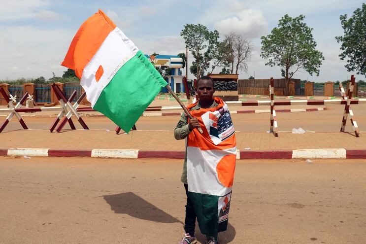 Un manifestante progolpista protesta en Niamey, Níger, el pasado domingo.