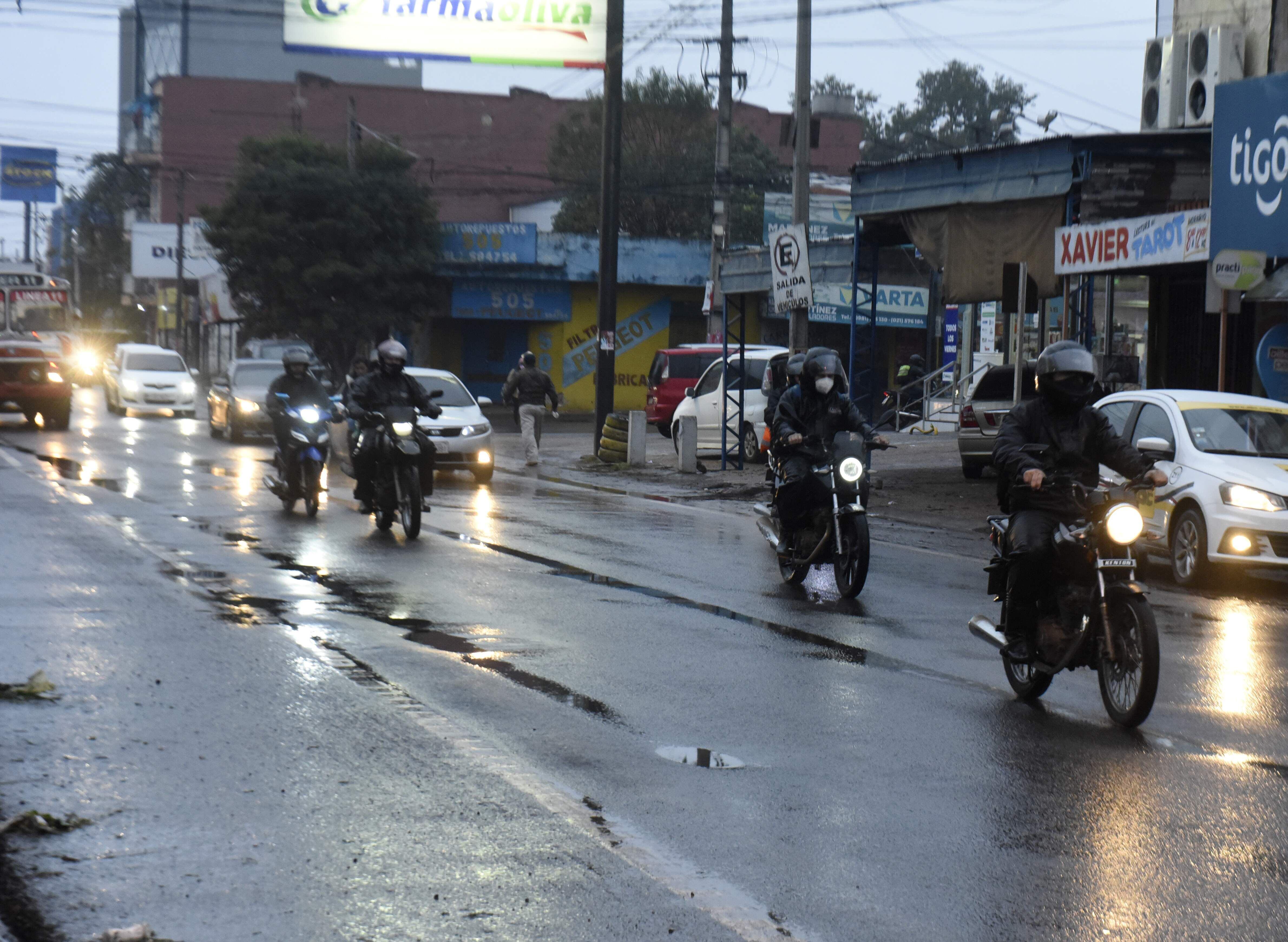 En las calles se puede apreciar una mayor cantidad de motociclistas en circulación, en coincidencia con la decadencia del servicio de transporte público. 