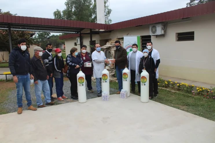 Directivos de la Asociación de cañicultores del departamento Central hacen entrega de balones de oxígeno a las autoridades del centro de salud de Guarambaré.