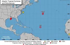 USA1302. MIAMI (ESTADOS UNIDOS), 29/08/2021.- Imagen cedida por la Oficina Nacional de Administración Oceánica y Atmosférica (NOAA) a través del Centro Nacional de Huracanes (NHC) de Estados Unidos donde se muestra la localización del huracán Ida (i) en el Golfo de México, y de la tormenta tropical Julián (d) y la depresión tropical número 10 (c) en el Atlántico. La tormenta tropical Julián se formó este domingo en aguas abiertas del Atlántico y no se espera que afecte a zonas habitadas, informó el Centro Nacional de Huracanes (NHC) de EE.UU. EFE/ NOAA-NHC / SOLO USO EDITORIAL/ SOLO DISPONIBLE PARA ILUSTRAR LA NOTICIA QUE ACOMPAÑA (CRÉDITO OBLIGATORIO)
