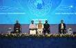 El primer ministro de la India, Narendra Modi, (centro) y el director general de la Organización Mundial de la Salud, Tedros Adhanom Ghebreyesus (der.), inauguran el centro de la OMS para medicinas tradicionales en Jamnagar.