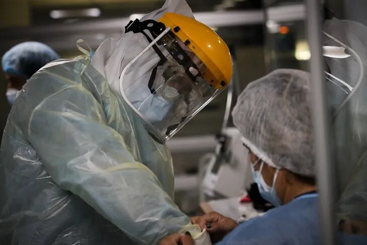 Enfermeros del Centro de Tratamientos intensivos (CTI) del hospital privado Casmu se preparan para atender a pacientes covid-19. (EFE)