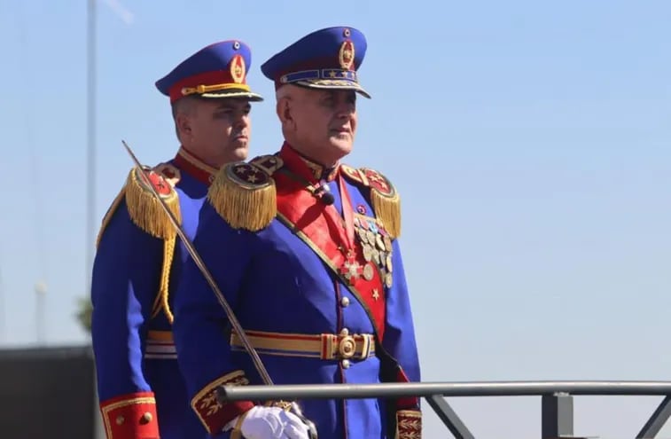 Primero de la izquierda y vestido con uniforme de gala, el coronel Luis Belotto, durante el desfile por el Dia de la Independencia Patria, el 14 de mayo.