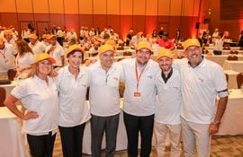 Copetrol forja líderes de calidad a través de capacitaciones. Su titular, Juan José Zapag (último derecha) compartió con los participantes del Congreso de Operadores.