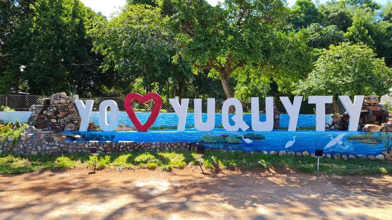 Vecinos celebran la inauguración del nuevo corpóreo “Yo amo Yuquyty” en Nueva Italia