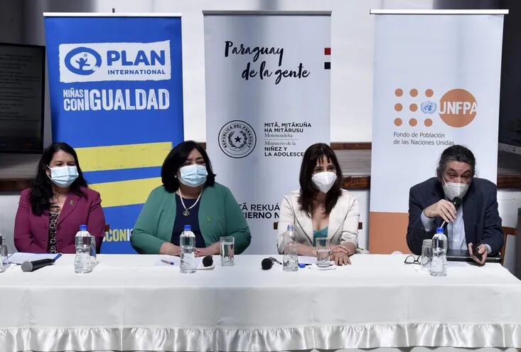 Lorena Galdámez de García, directora de Plan International Paraguay; Teresa Martínez, ministra de la Niñez y Adolescencia; Rocío Galiano Marés, representante nacional del UNFPA y Rodolfo Elías de la FALCSO.