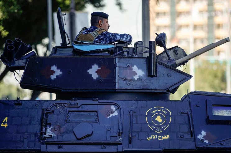 Un miembro de las fuerzas de seguridad de Irak en un vehículo militar en Bagdad, este martes.