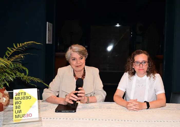 Milda Rivarola y Lia Colombino, durante la presentación de la obra "Este museo no es un museo".