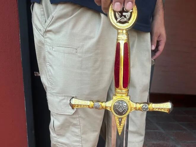 Una espada con símbolos masónicos fue encontrada en el "castillo" del juez de paz Jorge Adolfo Franco Garelik.