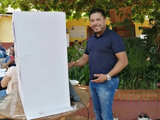 Carlos Portillo Verón en un local de votación este domingo, en Ciudad del Este.
