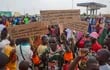Manifestantes progolpistas protestan en Niamey, Níger, en momentos en que el jefe del Estado Mayor del Ejército en Níger, el general de brigada Moussa Salaou Barmou, nombrado recientemente por la junta golpista, ordenó poner todas las fuerzas armadas en “alerta máxima” en un contexto marcado por las amenazas de una acción militar regional en el país. 