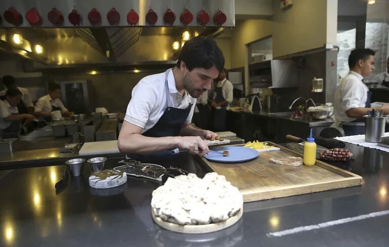 El cocinero peruano Virgilio Martínez, en el 2016, preparando un plato en su restaurante Central de la ciudad de Lima, Perú.