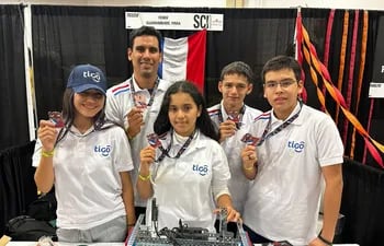 Estudiantes de Guarambaré, que aprendieron a programar en Telecentros Tigo, compitieron en el Mundial de Robótica.
