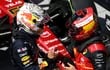 El saludo entre el ganador del Gran Premio de Canadá, el neerlandés Max Verstappen (i) y su escolta, el español de Ferrari, Carlos Sainz.