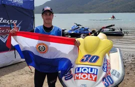 Juan José Sánchez festeja el título de campeón del Campeonato Sudamericano de Motos de Agua en la categoría Motos de Agua hasta 900 cc.