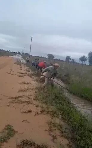 Pobladores de la compañía Alarcón, distrito de Mayor Martínez, limpian los cauces hídricos de la zona con azada debido a la inundación de la zona a consecuencia de las intensas precipitaciones.