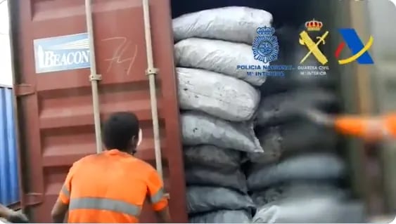 Captura del video divulgado por la policía española en que se ve el momento en el cual abren uno de los contenedores de carbón.