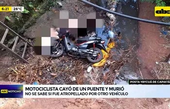 Video: Motociclista cayó de un puente y murió