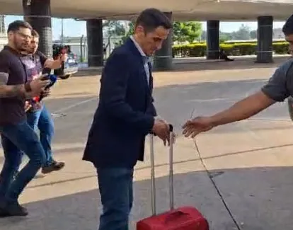 El español Manolo Jiménez llega al Aeropuerto Internacional Silvio Pettirossi antes de asumir oficialmente como entrenador de Cerro Porteño.