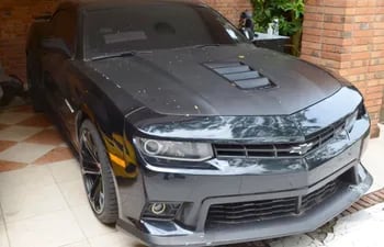 El Chevrolet Camaro negro 2014 del supuesto narco “Cucho” Cabaña es parte de la subasta.