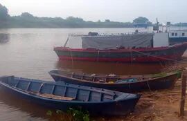 Las embarcaciones utilizadas los pescadores se encuentran todas paralizadas en la desembocadura del arroyo Kuarepoti con el río Paraguay.