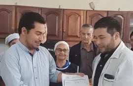 Momento en que el intendente municipal Fernando Ramírez, entrega el aporte en cheque de 40 millones de guaraníes al director del Hospital Regional de Pilar, doctor Aníbal Vera Lima.