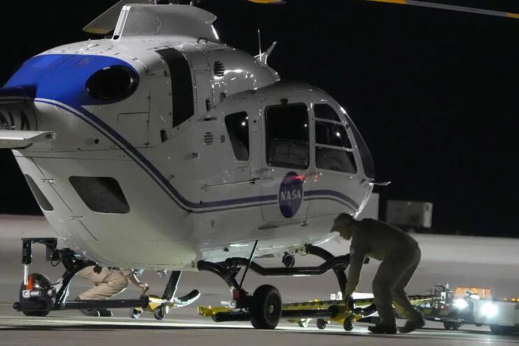 La tripulación saca uno de los helicópteros que participa en la misión de recuperación de retorno de muestras del asteroide Osiris-Rex desde un hangar en Dugway, Utah. El final de un viaje de siete años llega hoy domingo cuando se entrega una cápsula de la NASA.