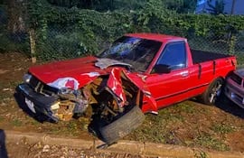 El vehículo Nissan Sunny del año '87 se llevó la peor parte del accidente.