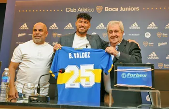 El exfutbolista xeneize y hoy dirigente Mauricio "Chicho" Serna, el defensor Bruno Valdez y el presidente de Boca Juniors, Jorge Ameal, en la presentación del paraguayo.