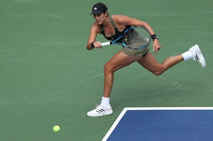 Garbiñe Muguruza avanza en el torneo WTA de Chicago, en Estados Unidos.