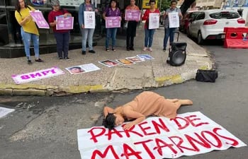 Integrantes de la Articulación Feminista realizaron hoy un acto frente al Ministerio del Trabajo para convocar a la marcha del  8M, el miércoles 8 de Marzo, desde la Plaza Uruguaya desde las 17 horas.