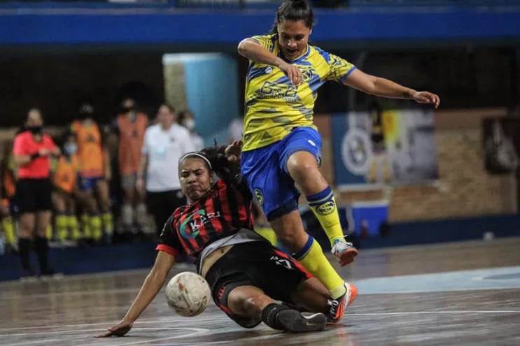 Jugadoras de Sport Guaraní (en el parquet) y Sport Colonial se trenzan en el partido final de ida del Campeonato Femenino de Futsal FIFA.