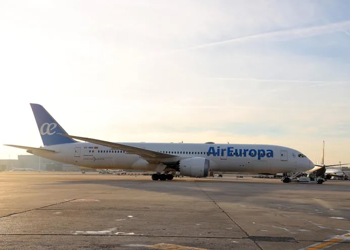 En el aire desde 1986, Air Europa es una aerolínea española miembro de la alianza SkyTeam.