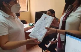 La asistente fiscal Yanisse Ortiz Cabrera incautó los boletines prefirmados, facilitados por funcionarios del Tribunal de Justicia Electoral de Villarrica.