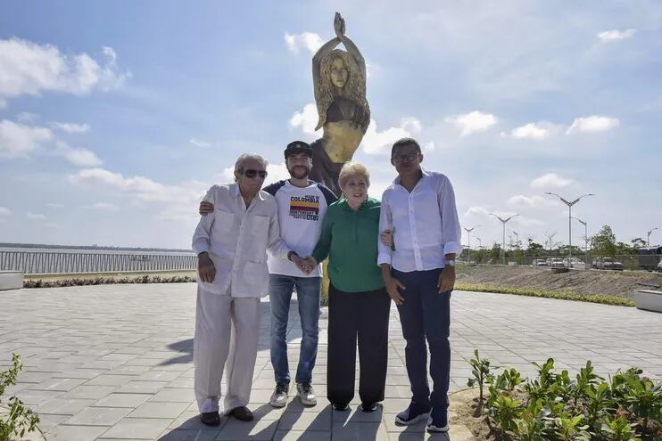 William Mebarak, padre de Shakira; el alcalde de Barranquilla, Jaime Pumarejo; Nidia Ripoll, madre de Shakira, y el artista plástico Yino Márquez posan junto a la estatua de Shakira en el Gran Malecón, en Barranquilla (Colombia).