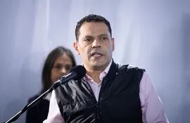 El diputado socialcristiano Juan Carlos Alvarado habla luego de inscribir su candidatura para las elecciones del 28 de julio este viernes, en la sede del Consejo Nacional Electoral (CNE) en Caracas (Venezuela). EFE