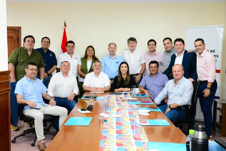 El ministro de Educación, Luis Fernando Ramírez (c), visitó la semana pasada al Consejo de Gobernadores (foto gentileza).