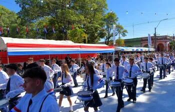 Orquesta estudiantil durante el desfile por el aniversario 453° de Villarrica.